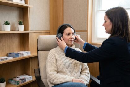 Femme en test auditif dans un cabinet moderne