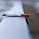 une cigarette allumée