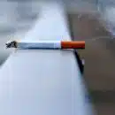 une cigarette allumée