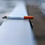 une cigarette allumée