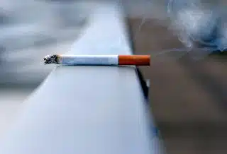 une cigarette allumée