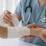 Professionnel médical appliquant un bandage sur avant bras